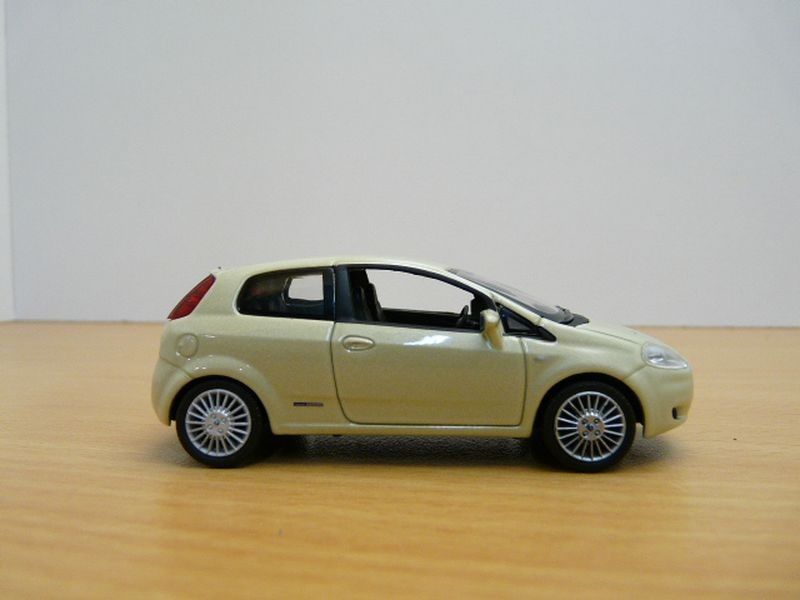 Fiat Grande Punto Beige 3 Doors 1/43
